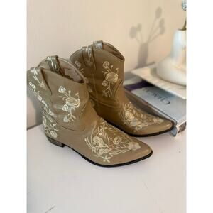 Vintage Western Ankle Boots Embroidered Tan‎ Cowboy Boots Boho Festival✨